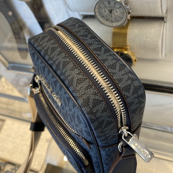 Michael Kors Jet Set Medium Signature Logo Crossbody Bag
Admiral
NWT - Picture 5 of 16